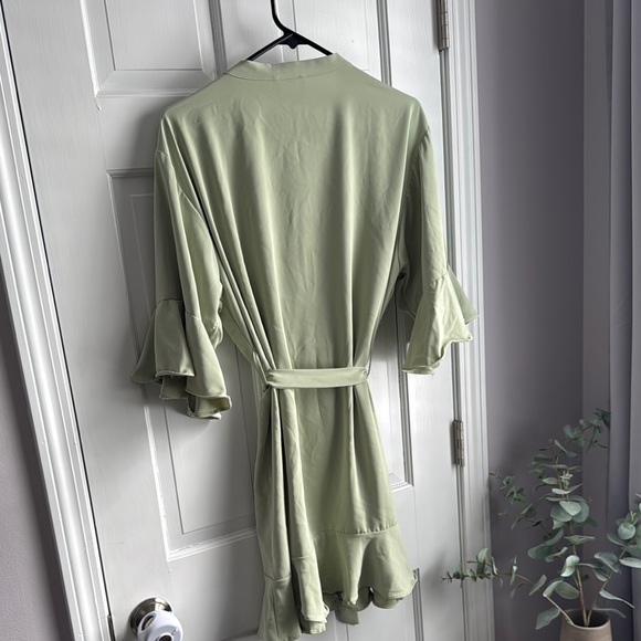 Women's Green Ruffle Sleeve Robe - Picture 2 of 4
